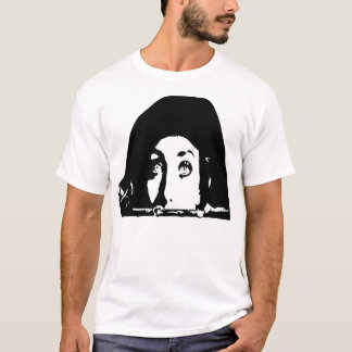 Ein dunkles Schwarz zeigt das Gesicht einer Frau t T-Shirt