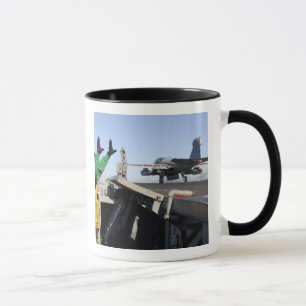 Ein EA-6B Prowler startet vom Cockpit Tasse
