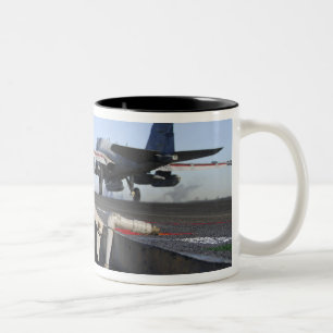Ein EA-6B Prowler startet vom Führerraum Zweifarbige Tasse