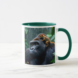 Ein Eichhörnchen klettert einem Gorilla den Kopf. Tasse