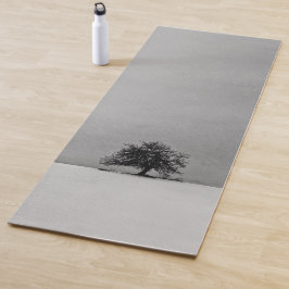 Ein einsamer Baum in schwarz-weiß Yogamatte