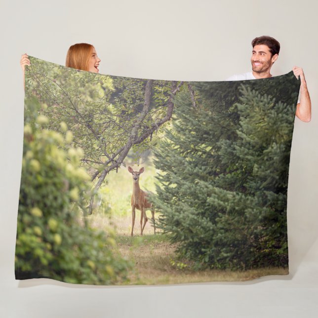 Ein einsamer Hirsch Fleecedecke (Beispiel)