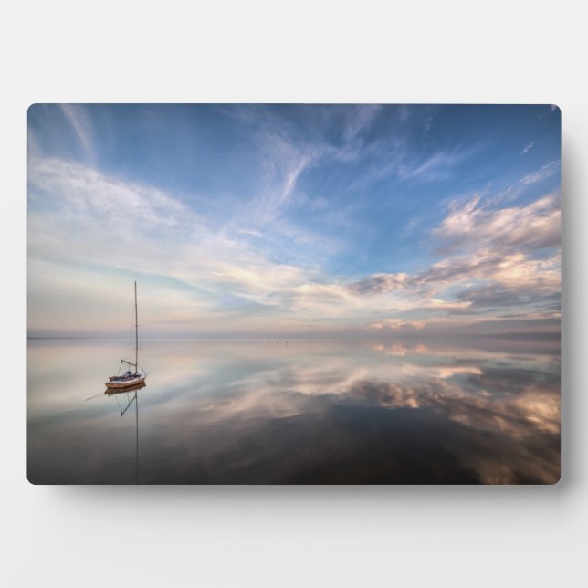 Ein einsames Segelboot in den ruhigen Gewässern vo Fotoplatte (Vorderseite)