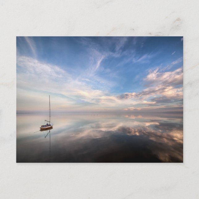 Ein einsames Segelboot in den ruhigen Gewässern vo Postkarte (Vorderseite)