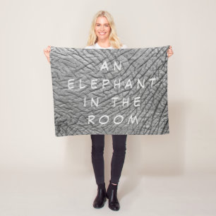 Ein Elefant in einem Foto mit weißem Text auf der  Fleecedecke