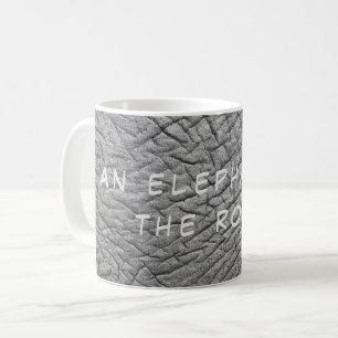 Ein Elefant in einem Foto mit weißem Text auf der  Kaffeetasse