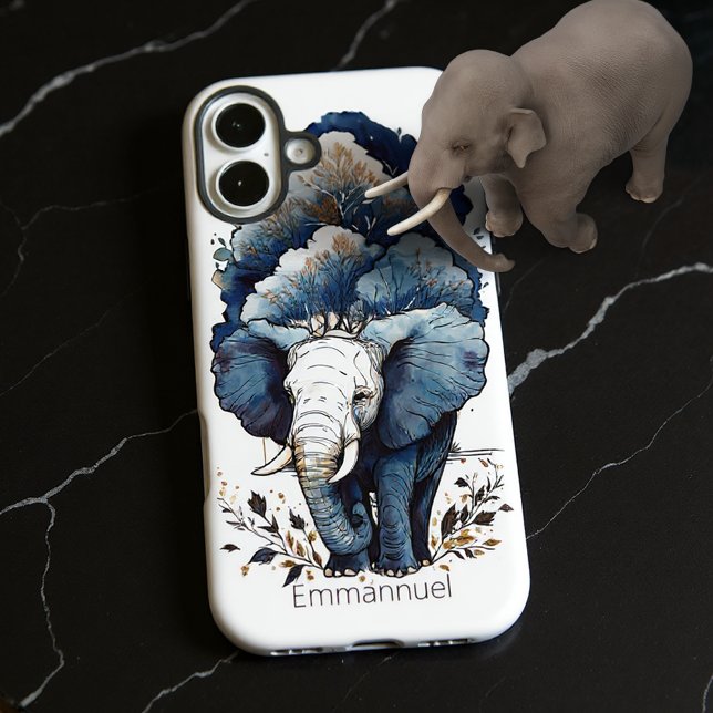 Ein Elefant läuft unter den Bäumen iPhone 16 Plus Hülle (Von Creator hochgeladen)