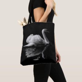 Ein eleganter weißer Schwan auf schwarzem Hintergr Tasche