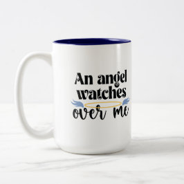 Ein Engel beobachtet die Tasse des Emaille-Camping