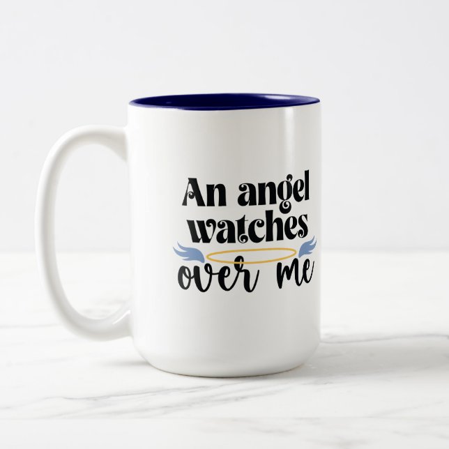 Ein Engel beobachtet die Tasse des Emaille-Camping (Links)