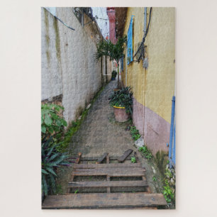 Ein enger Gehweg
