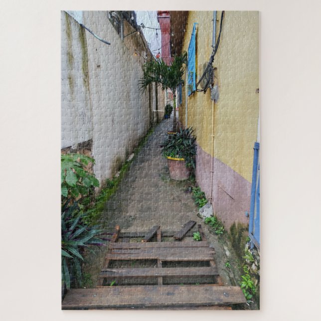 Ein enger Gehweg (Vertikal)
