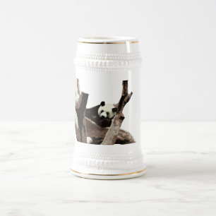 Ein entspannter Riesenpanda auf Baumzweigen Bierglas
