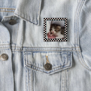 Ein entzückendes kleines Schläfrig-Köpfiges Button