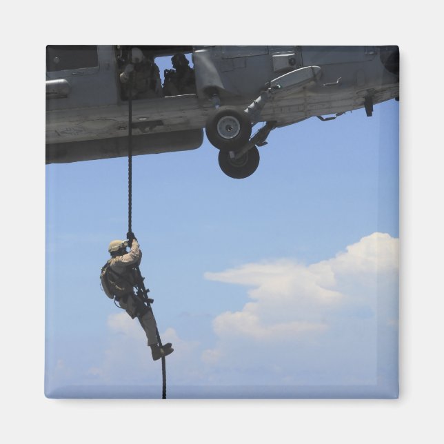 Ein explosiver Sanitäter Magnet (Vorne)