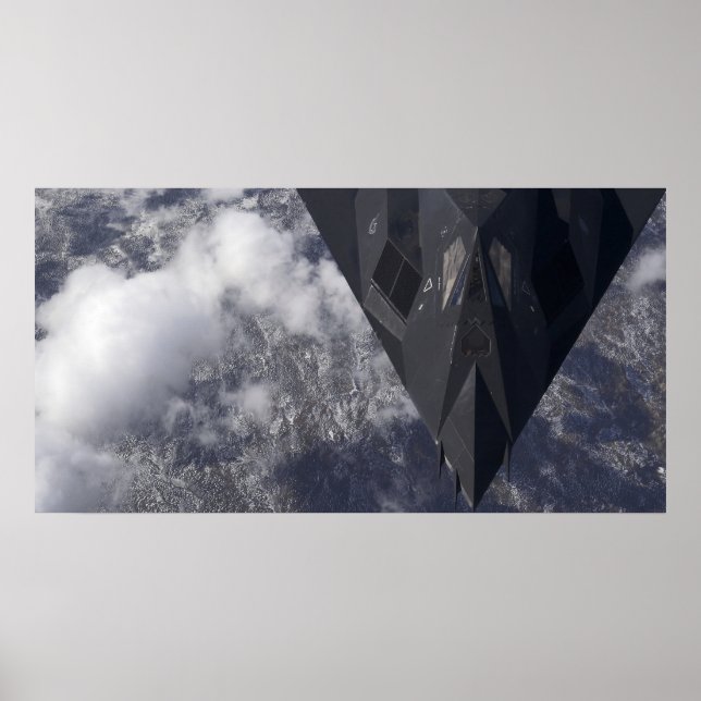 Ein F-117A-Nachtwächter fliegt hoch über dem Berg Poster (Vorne)