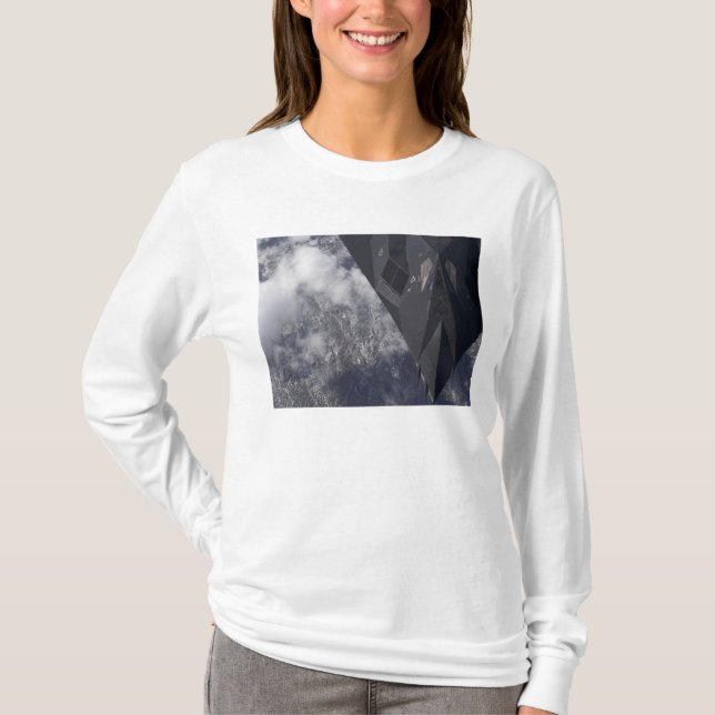 Ein F-117A-Nachtwächter fliegt hoch über dem Berg T-Shirt (Vorderseite)