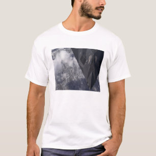 Ein F-117A-Nachtwächter fliegt hoch über dem Berg T-Shirt