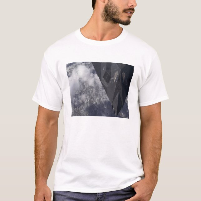 Ein F-117A-Nachtwächter fliegt hoch über dem Berg T-Shirt (Vorderseite)
