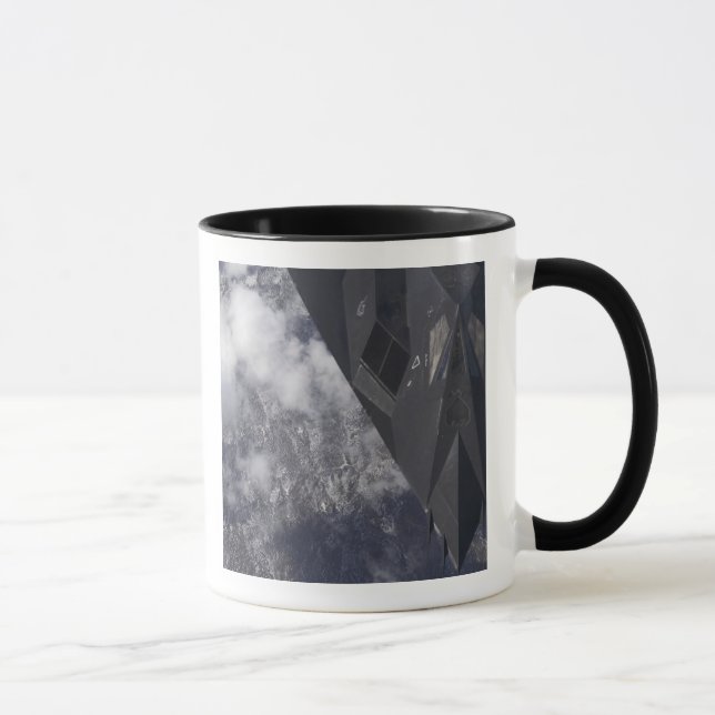 Ein F-117A-Nachtwächter fliegt hoch über dem Berg Tasse (Rechts)