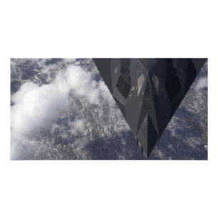 Ein F-117A Nighthawk fliegt hoch über das mountai Fotodruck