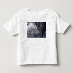 Ein F-117A Nighthawk fliegt hoch über das mountai Kleinkind T-shirt