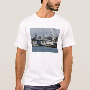 Ein F-15 Adler bekommt einen Aufzug von einem Kran T-Shirt