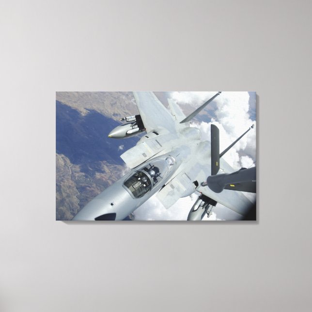 Ein F-15 Adler zieht von einem KC-135 weg Leinwanddruck (Vorderseite)