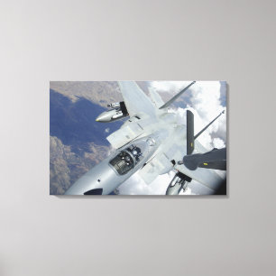 Ein F-15 Adler zieht von einem KC-135 weg Leinwanddruck