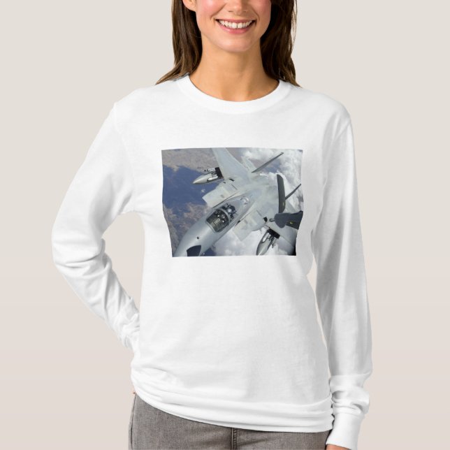 Ein F-15 Adler zieht von einem KC-135 weg T-Shirt (Vorderseite)