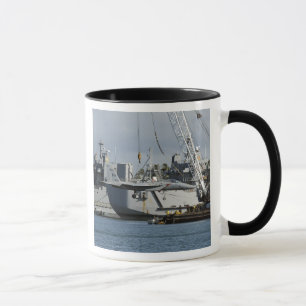 Ein F-15 Eagle erhält einen Aufzug von einem Tasse