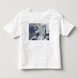 Ein F-15 Eagle Züge weg von einem KC-135 Kleinkind T-shirt