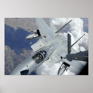 Ein F-15 Eagle Züge weg von einem KC-135 Poster
