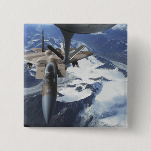 Ein F-15C Eagle Flugzeug sitzt hinter einem Button