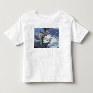 Ein F-15C Eagle Flugzeug sitzt hinter einem Kleinkind T-shirt