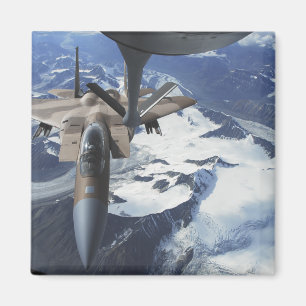 Ein F-15C Eagle Flugzeug sitzt hinter einem Magnet