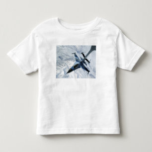 Ein F-16 Aggressor sitzt in Kontaktposition Kleinkind T-shirt