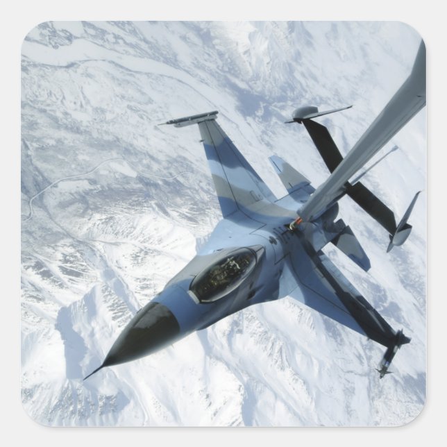 Ein F-16 Aggressor sitzt in Kontaktposition Quadratischer Aufkleber (Vorderseite)