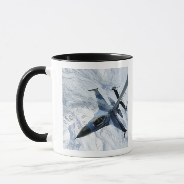 Ein F-16 Aggressor sitzt in Kontaktposition Tasse (Links)