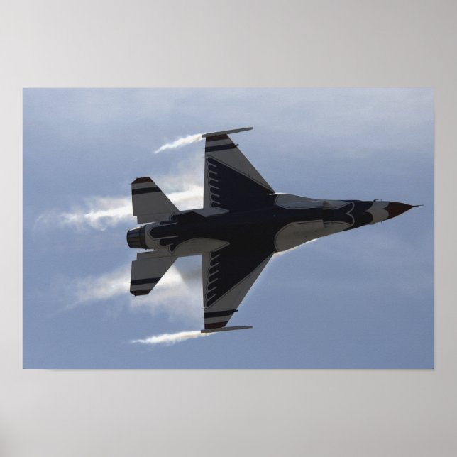 Ein F-16-Kampffalken zieht hohe Gs Poster (Vorne)