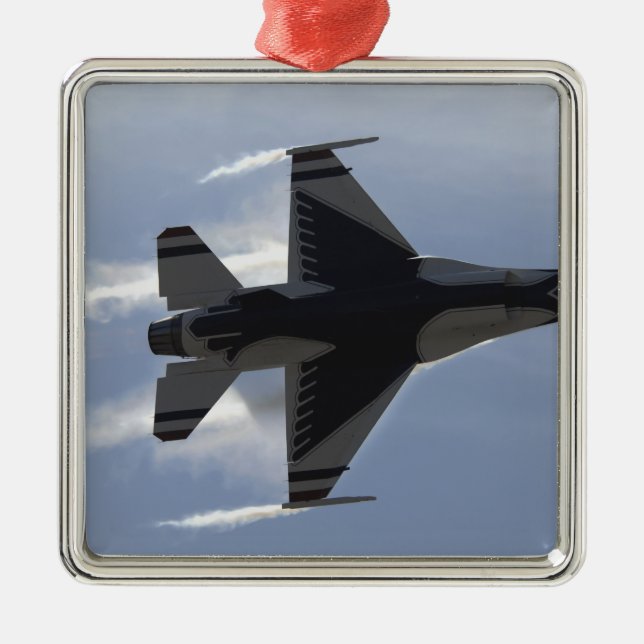 Ein F-16-Kampffalken zieht hohe Gs Silbernes Ornament (Vorne)
