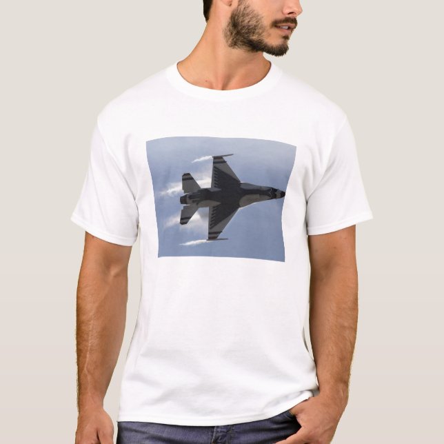 Ein F-16-Kampffalken zieht hohe Gs T-Shirt (Vorderseite)