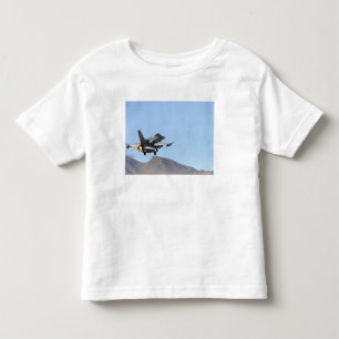 Ein F-16E aus den Vereinigten Arabischen Emiraten Kleinkind T-shirt