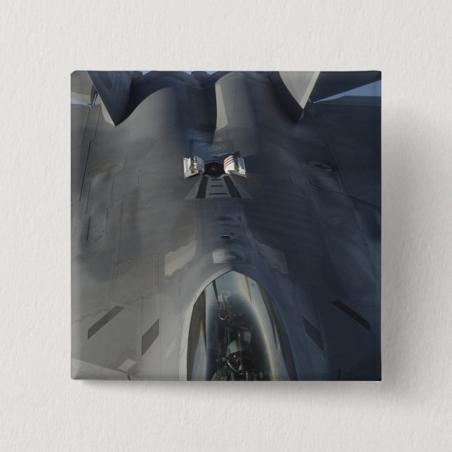 Ein F-22 Raptor bewegt sich in Position, um f zu e Button (Vorderseite)