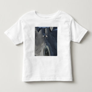 Ein F-22 Raptor bewegt sich in Position, um f zu e Kleinkind T-shirt