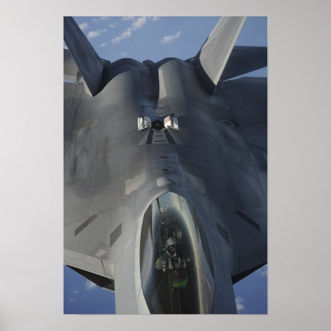 Ein F-22 Raptor bewegt sich in Position, um f zu e Poster (Vorne)