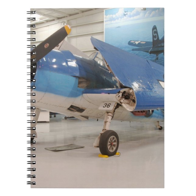 Ein F-6F Hellcat-Weltkriegkämpfer-Flugzeug an Notizblock (Vorderseite)