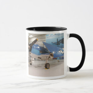 Ein F-6F Hellcat-Weltkriegkämpfer-Flugzeug an Tasse