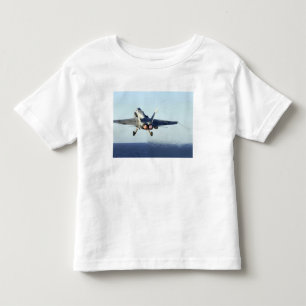 Ein F/A-18C Hornet startet vom Cockpit Kleinkind T-shirt