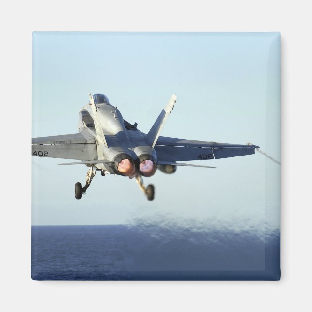 Ein F/A-18C Hornet startet vom Cockpit Magnet (Vorne)